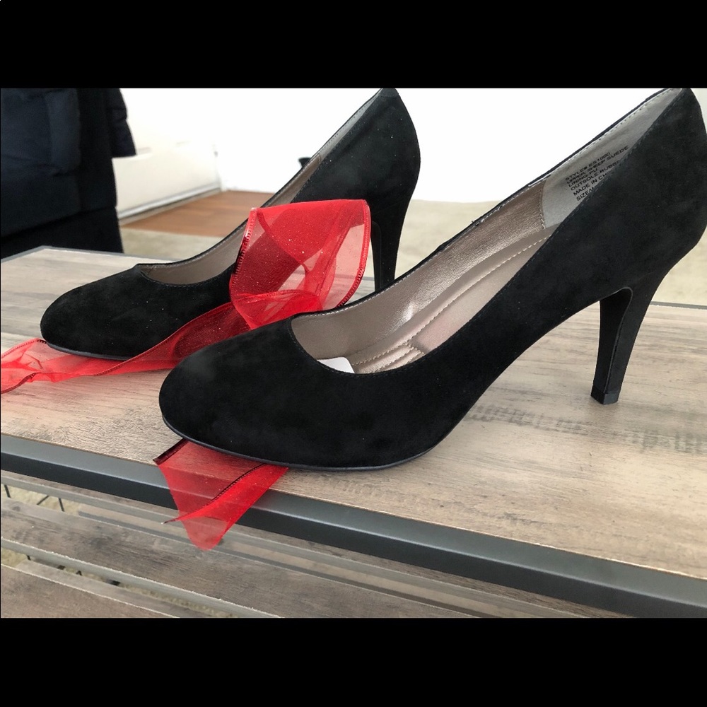 NWOT Women’s Black Roundtoe low heels